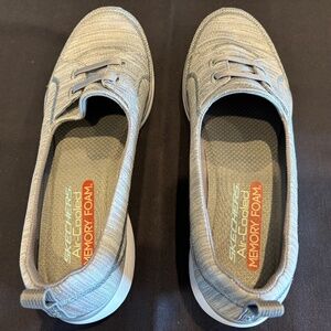 NEW Skechers shoes. Size 9.